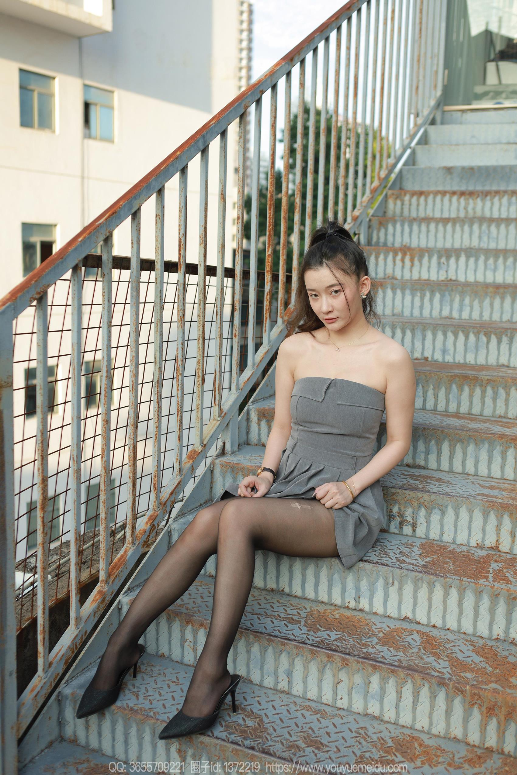 [IESS异思趣向] 2023.11.01 丝享家1574：秋秋《灰色小礼裙》[78P/99MB]