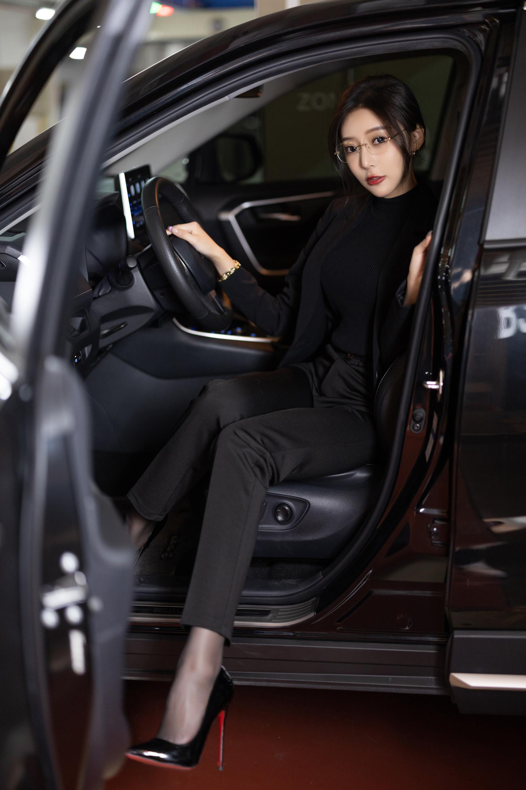 王馨瑶Yanni - 内购 黑色西装加西裤高启兰[108P/299MB]