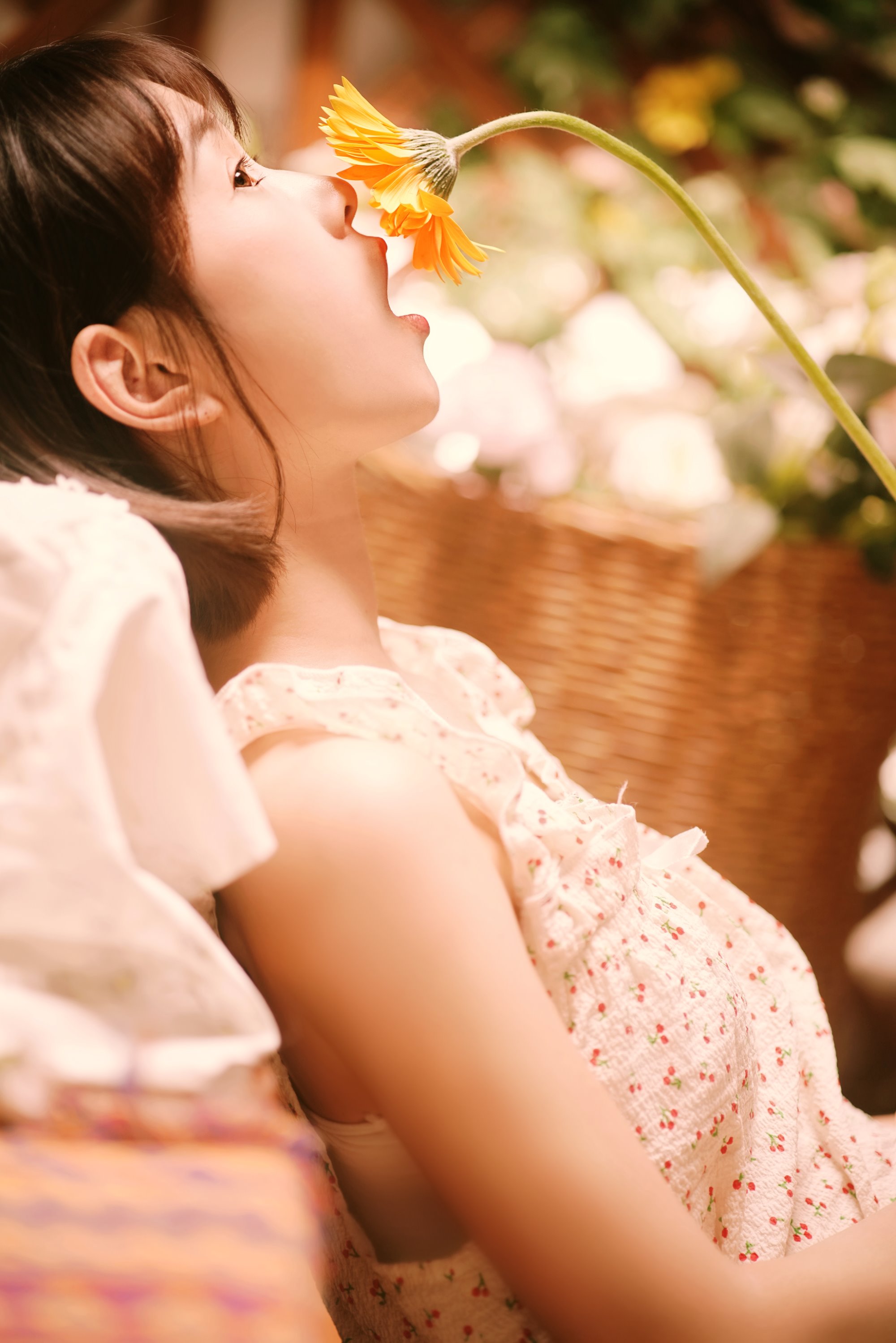 [YITUYU艺图语]2022.08.06 疯狂的鱼缸是我的宇航服，我带上心爱的非洲菊去登月 小微[28+1P/248MB]