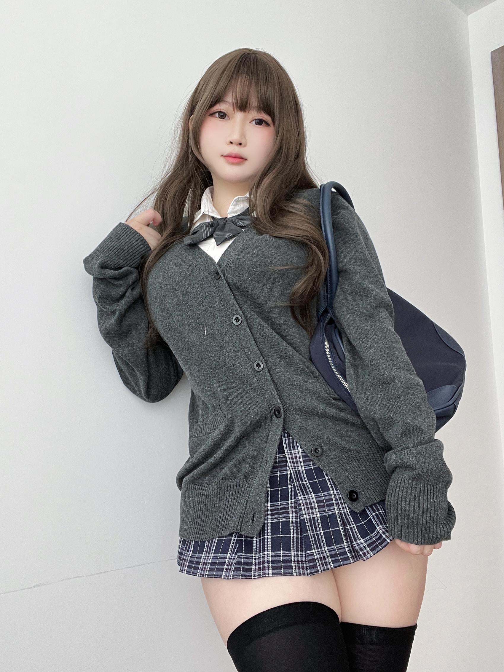 蜜桃少女是依酱呀 - 学姐的日常[35P/1V/361MB]