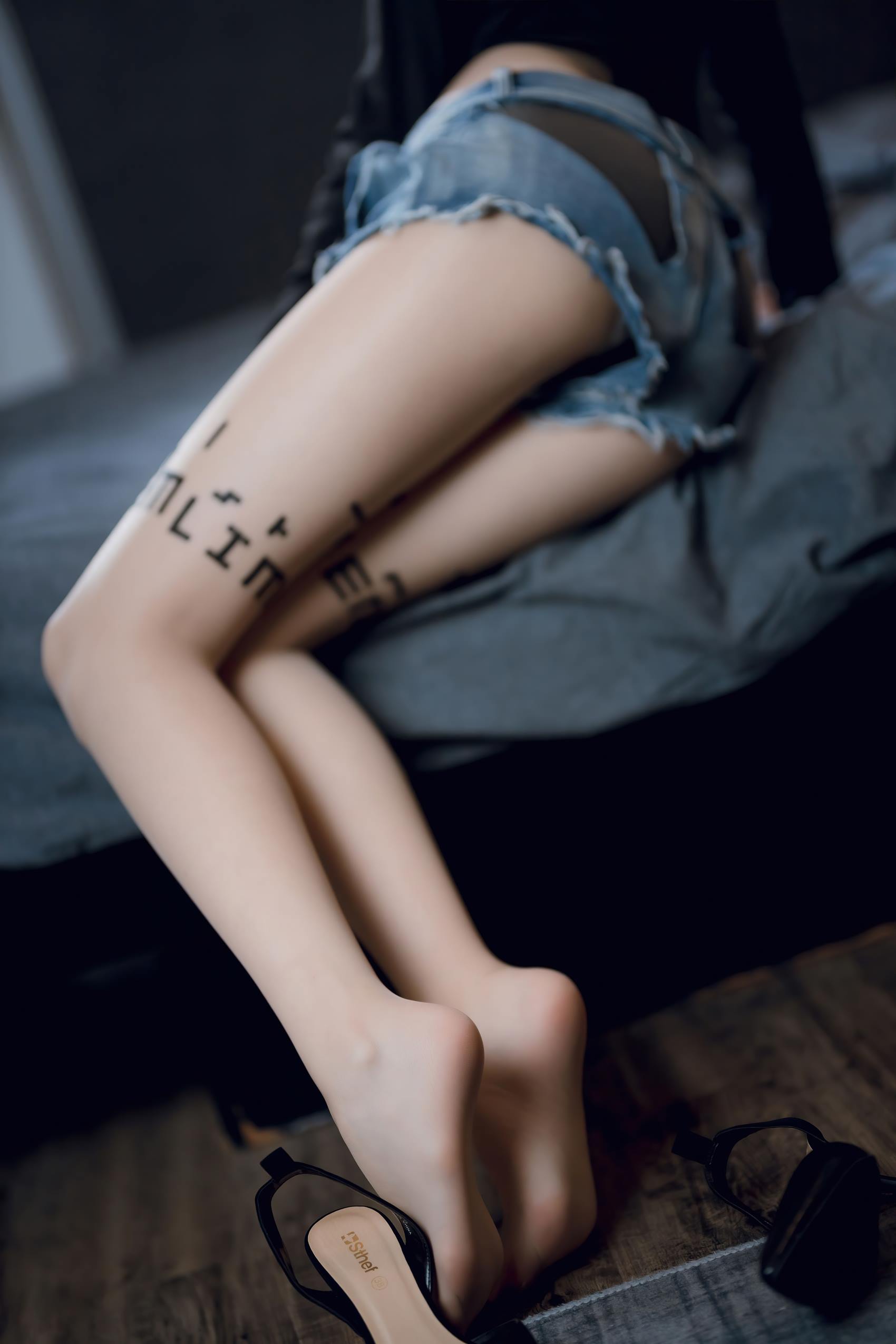 许岚(叁月life) - 纯欲牛仔短裤2[40P/277MB]