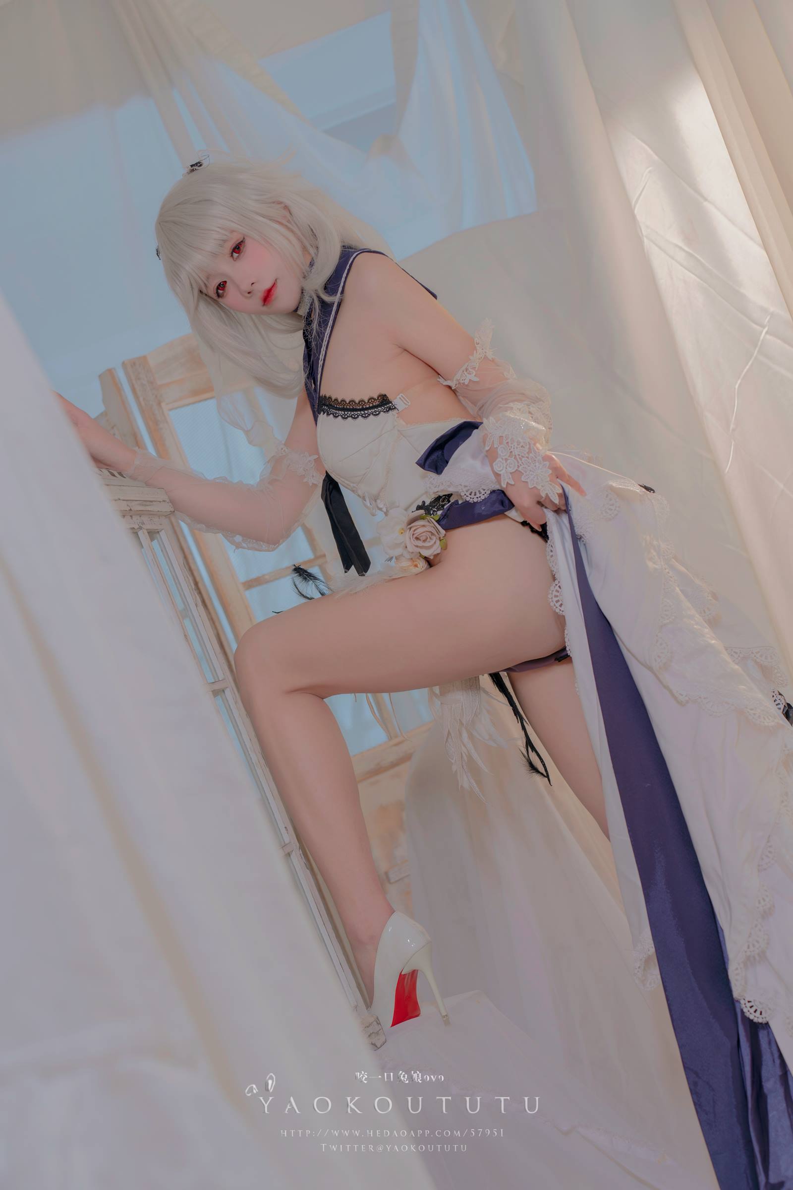 网紅博主@咬一口兔娘(黏黏团子兔) 九月T3专属特典『梳妆的大小姐-可畏』[57P/550M]