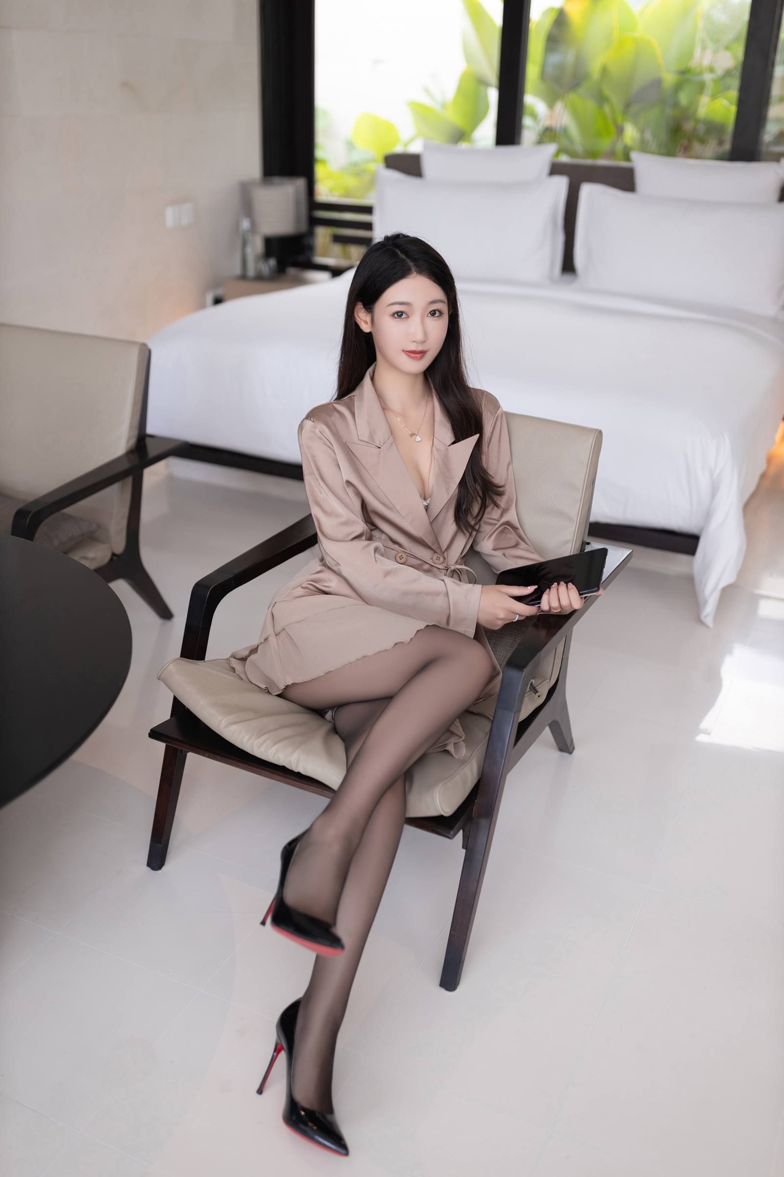 唐安琪 - 紫色内衣配超薄黑丝[89P/1.05GB]