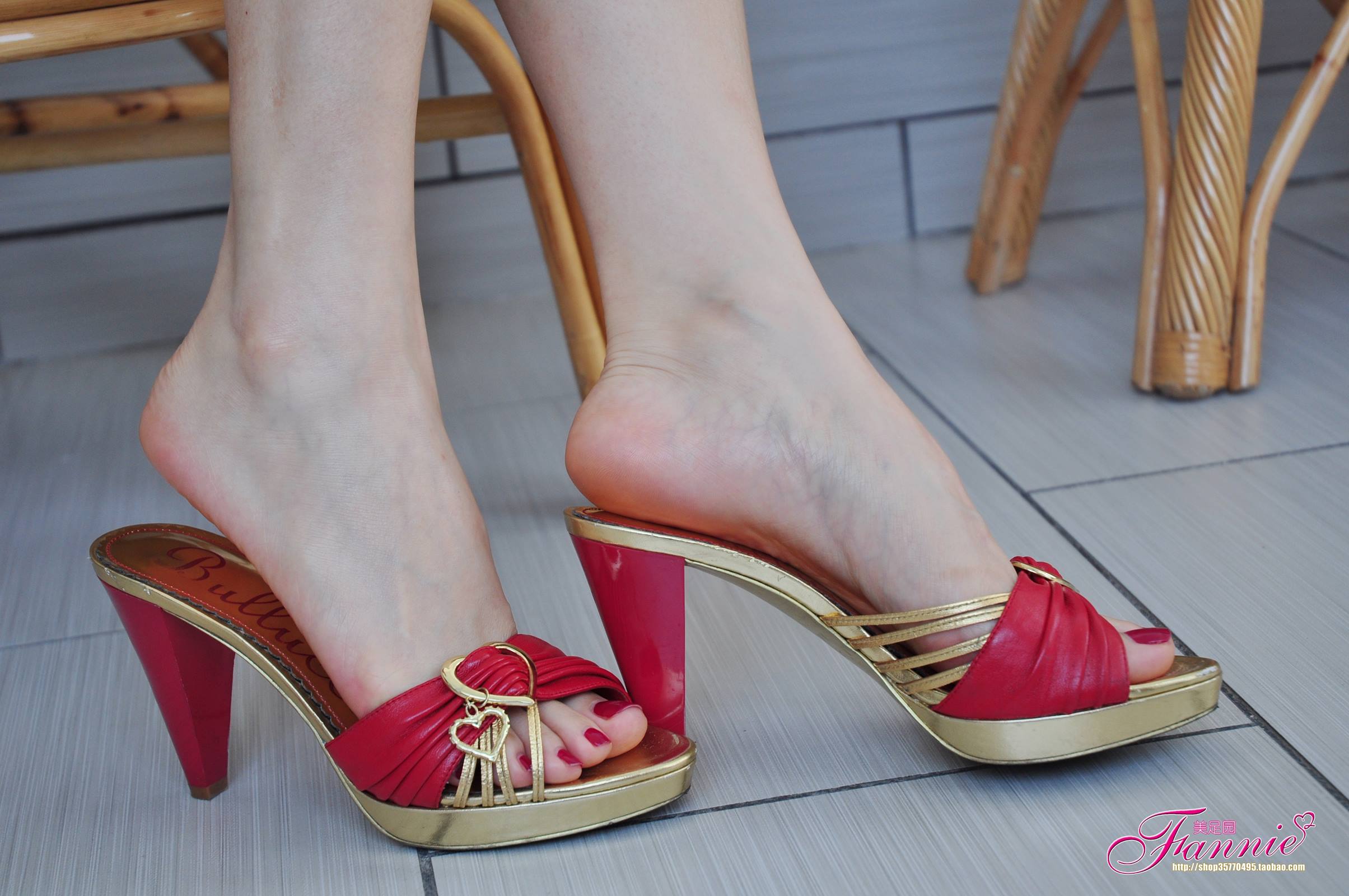 Fannie芬妮每足园 No.344 那抹醉人的红 [58P/144MB]