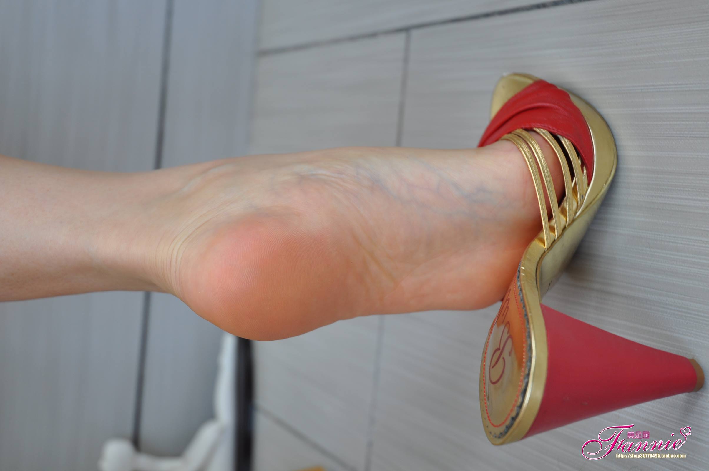 Fannie芬妮每足园 No.344 那抹醉人的红 [58P/144MB]