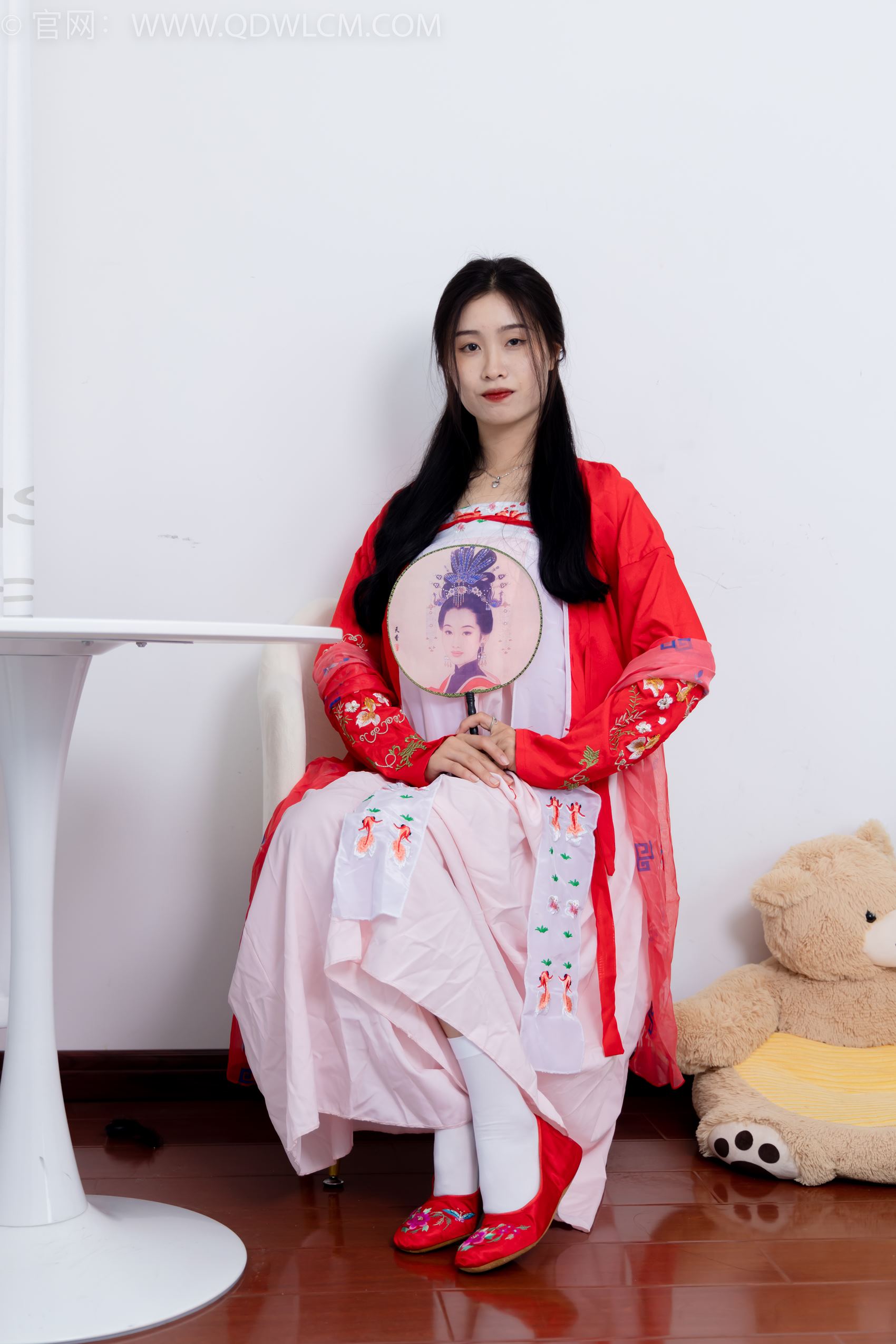 物恋传媒 NO.1872 绒绒-红衣飘飘[180P/1V/3.84GB]