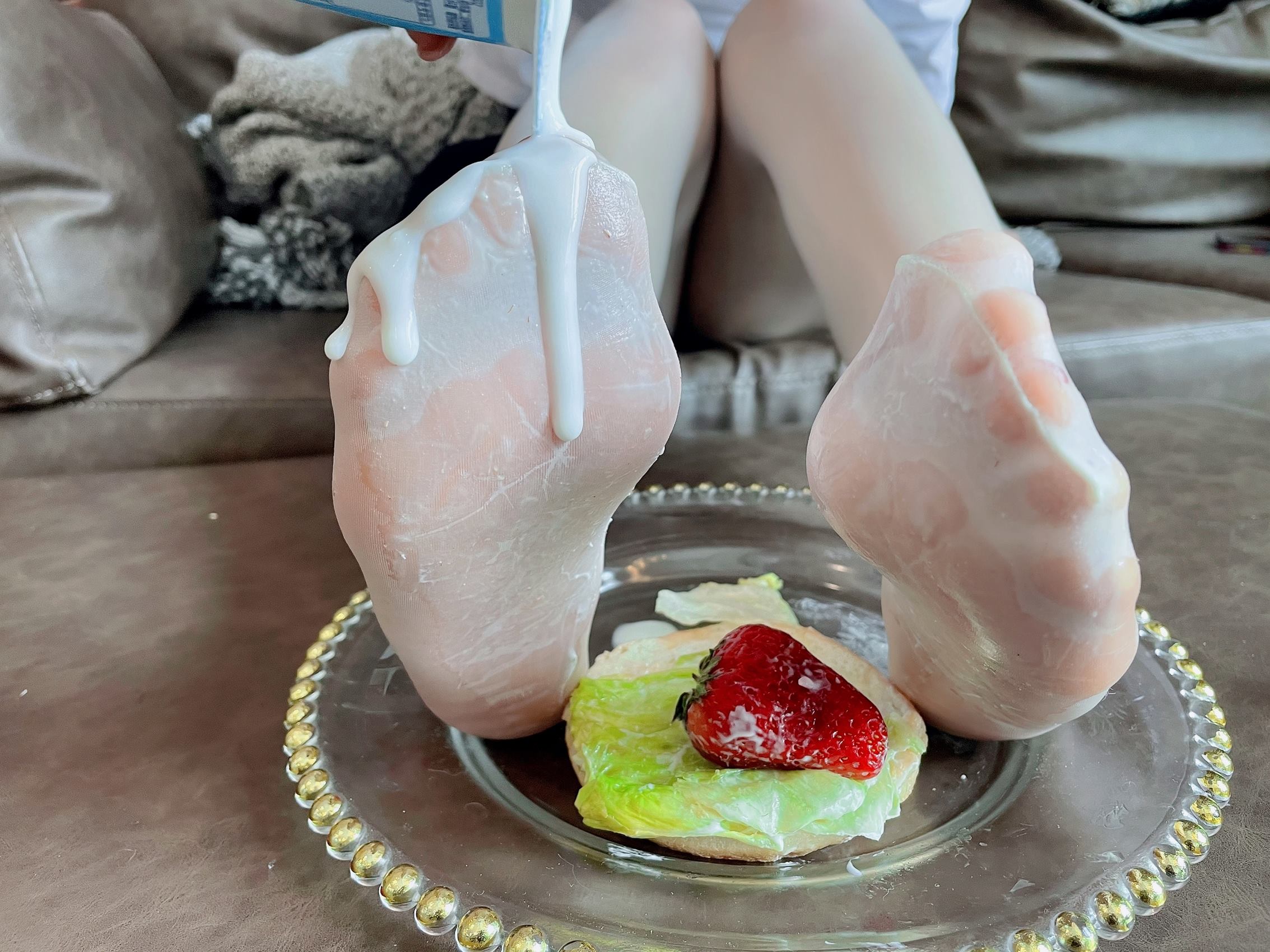 网紅Coser@地瓜小朋友 -地瓜牌白丝嫩足汉堡[87P/998MB]