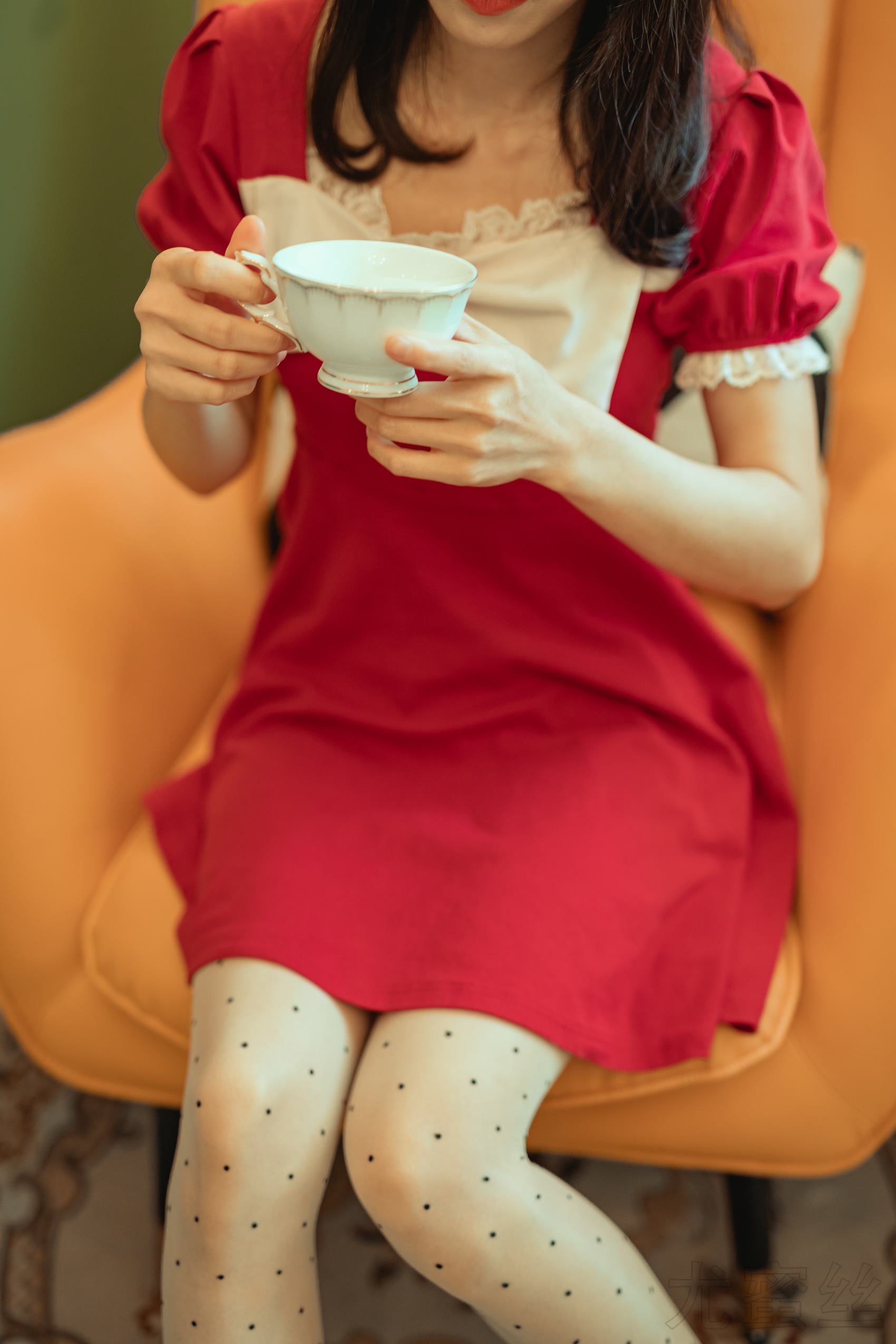 尤蜜丝 NO.050 穿搭推广展示图集 餐桌相框与红裙[48P/415MB]