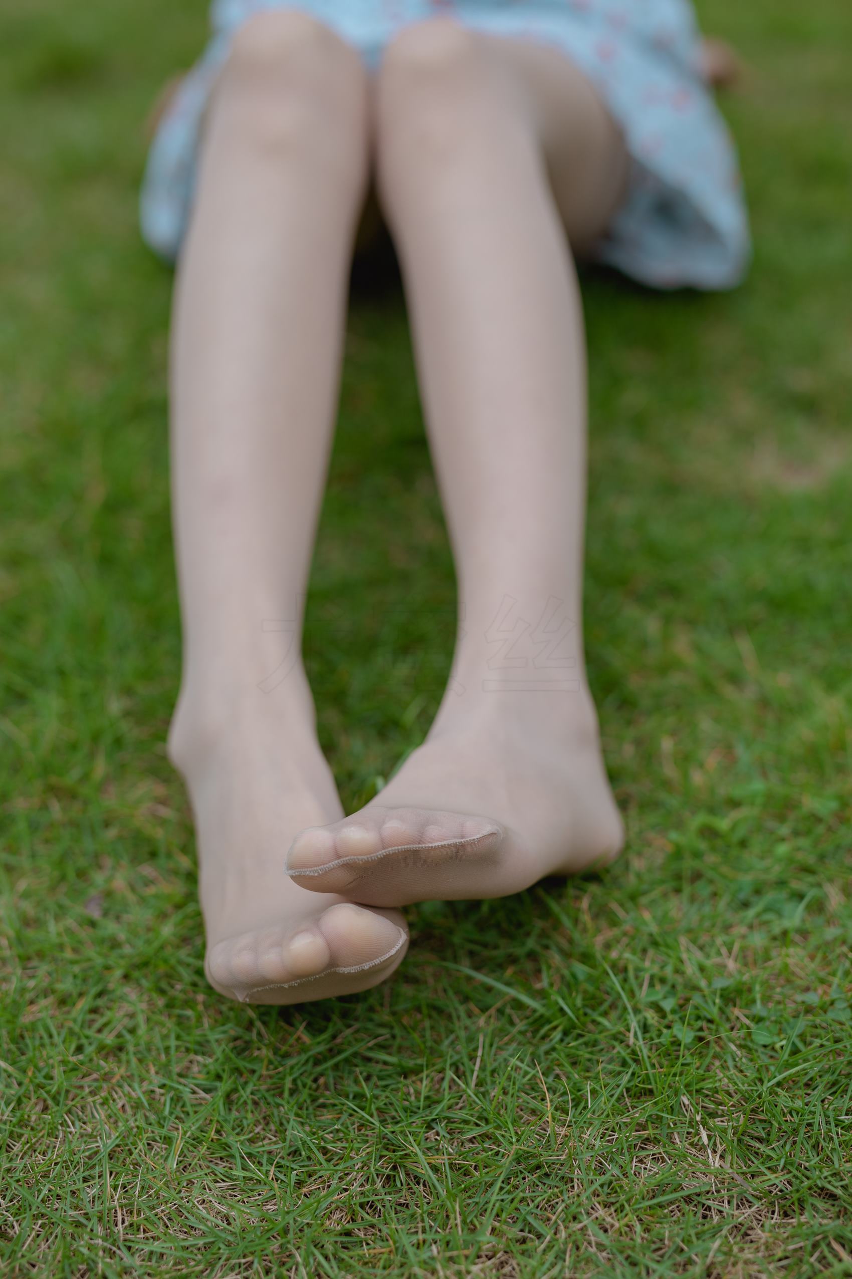 尤蜜丝 NO.049 穿搭推广展示图集 公园里的蓝色碎花裙[68P/662MB]