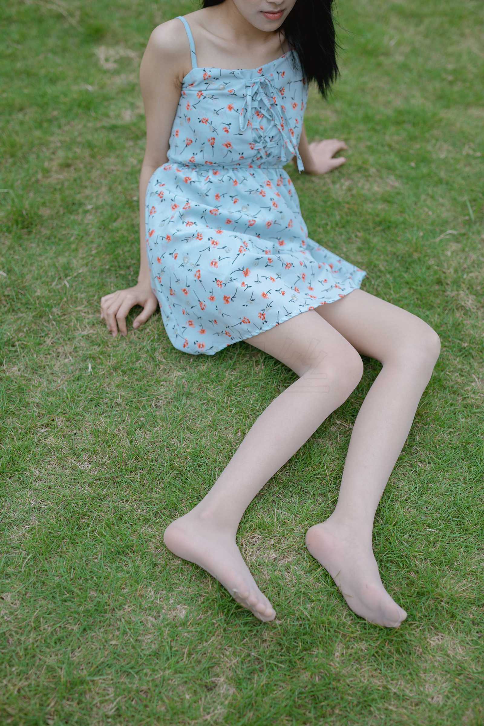 尤蜜丝 NO.049 穿搭推广展示图集 公园里的蓝色碎花裙[68P/662MB]