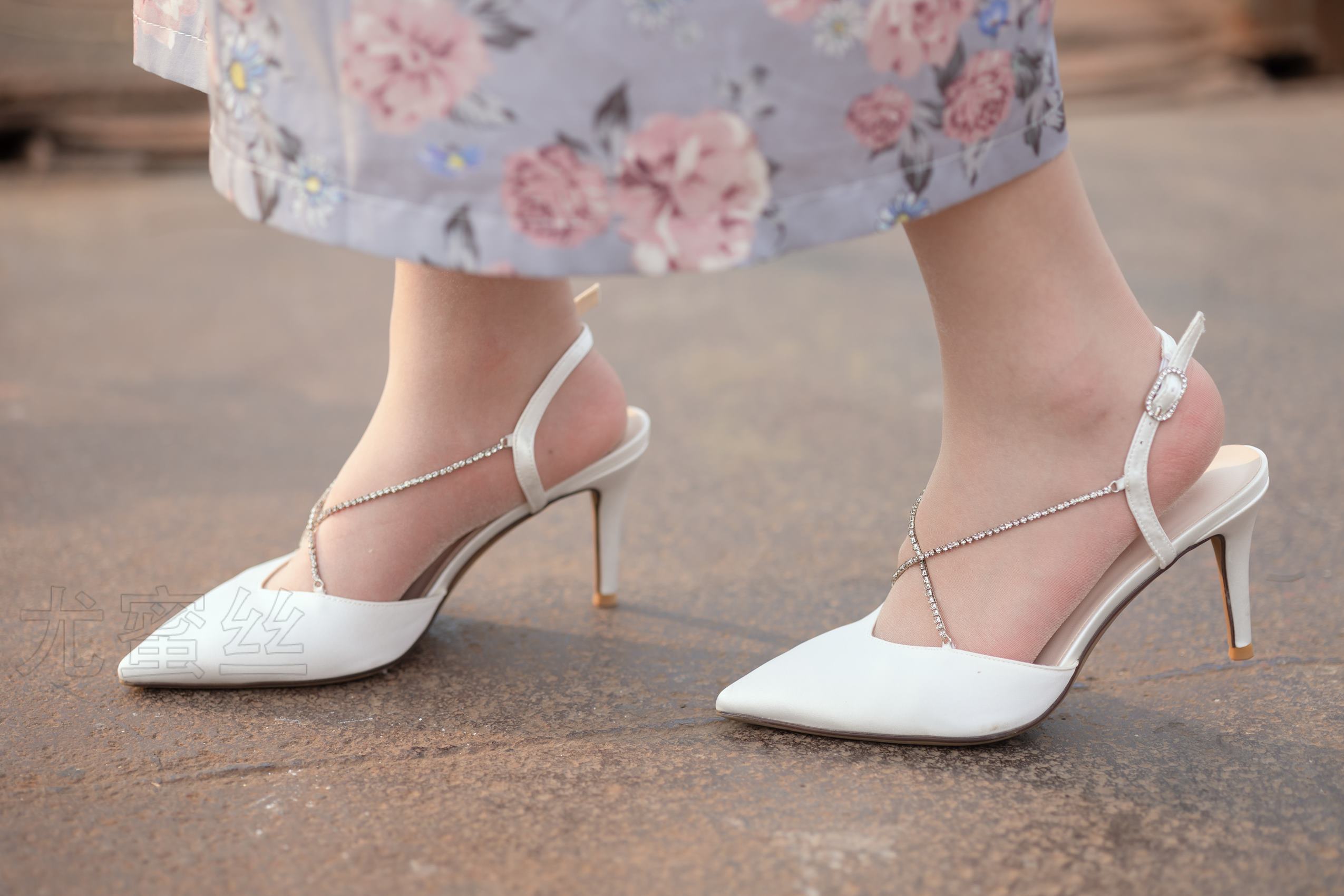 尤蜜丝 NO.060 穿搭推广展示图集[82P/1V/909MB]