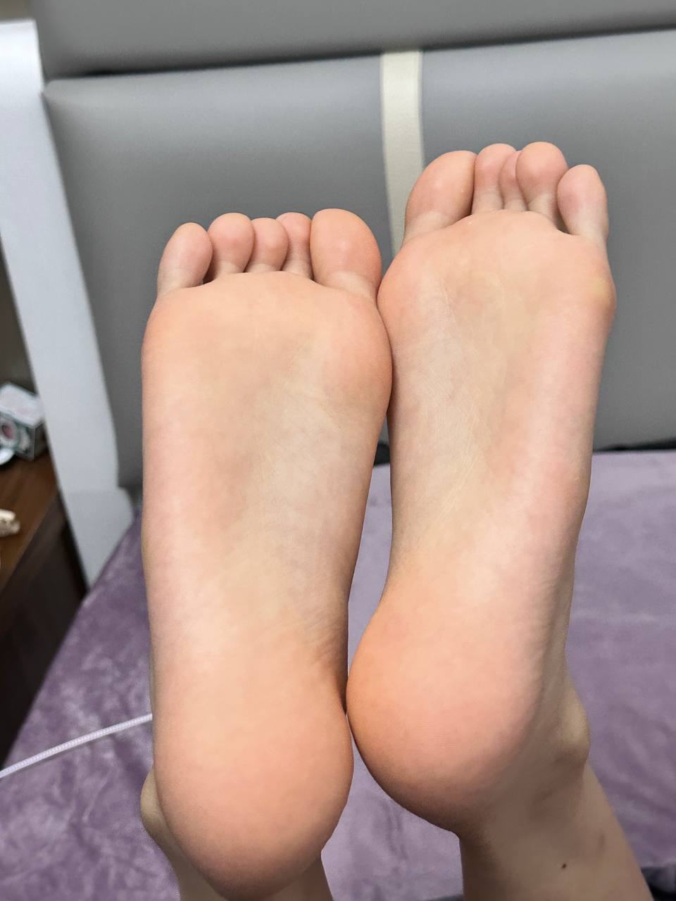 脚模面试脸足同框套路系列-073-呆萌红指甲妹妹各种姿势秀腿脚[18P/28V/327MB]