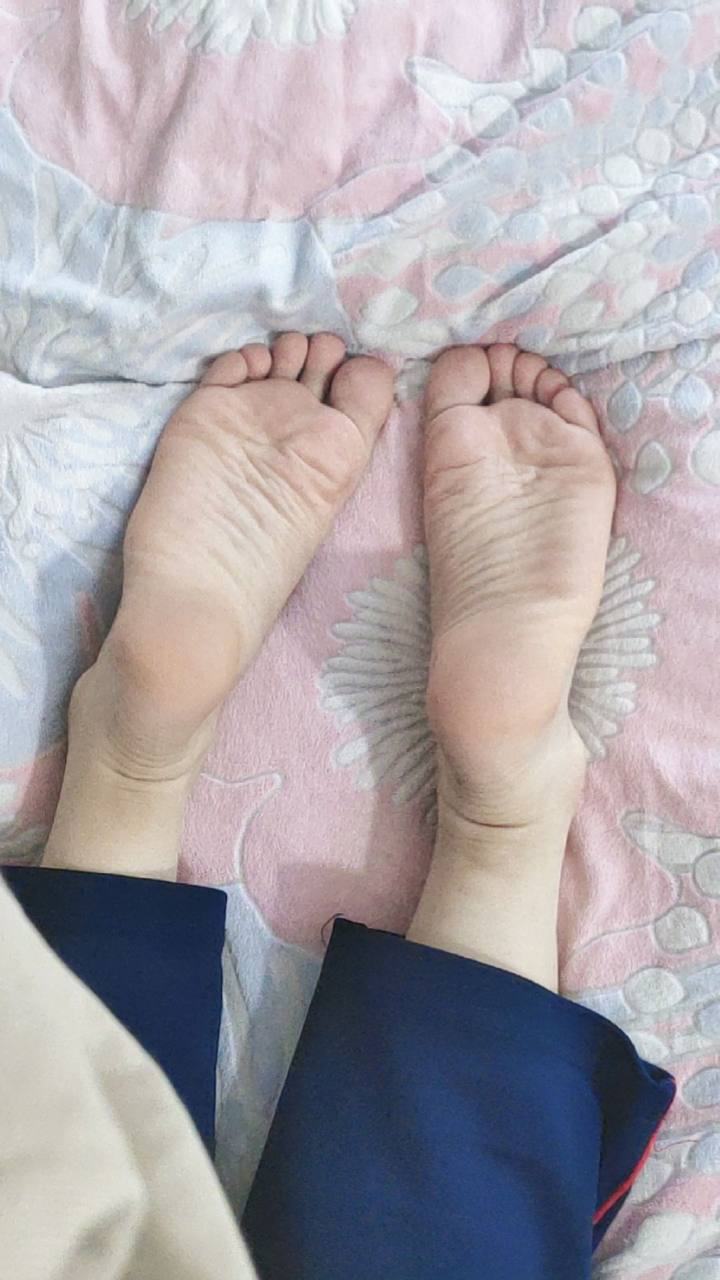 脚模面试脸足同框套路系列-069-穿着校服裤子各种姿势拍脚[18P/17V/321MB]