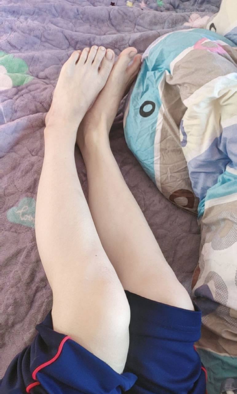 脚模面试脸足同框套路系列-069-穿着校服裤子各种姿势拍脚[18P/17V/321MB]