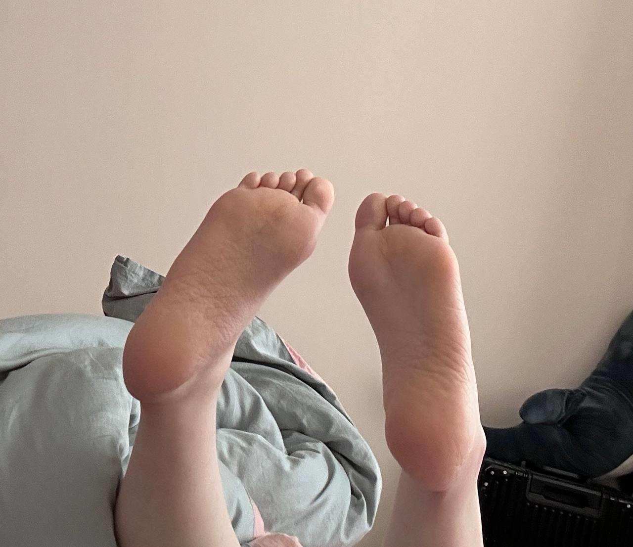 脚模面试脸足同框套路系列-087-金色指甲黑眼眶姐姐[11P/21V/195MB]