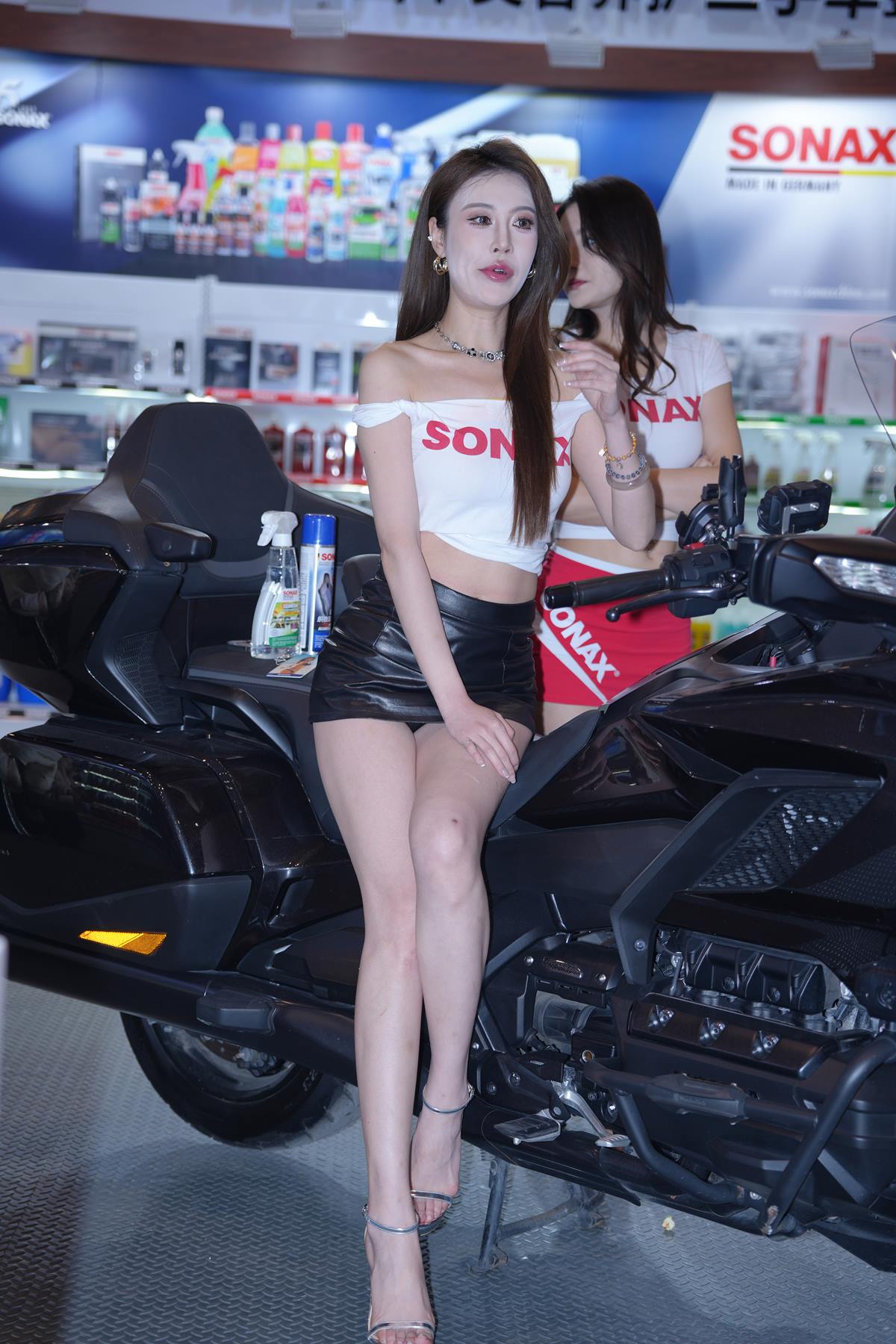 精选街拍作品 NO.5666 简单黑白搭配[42P/63MB]