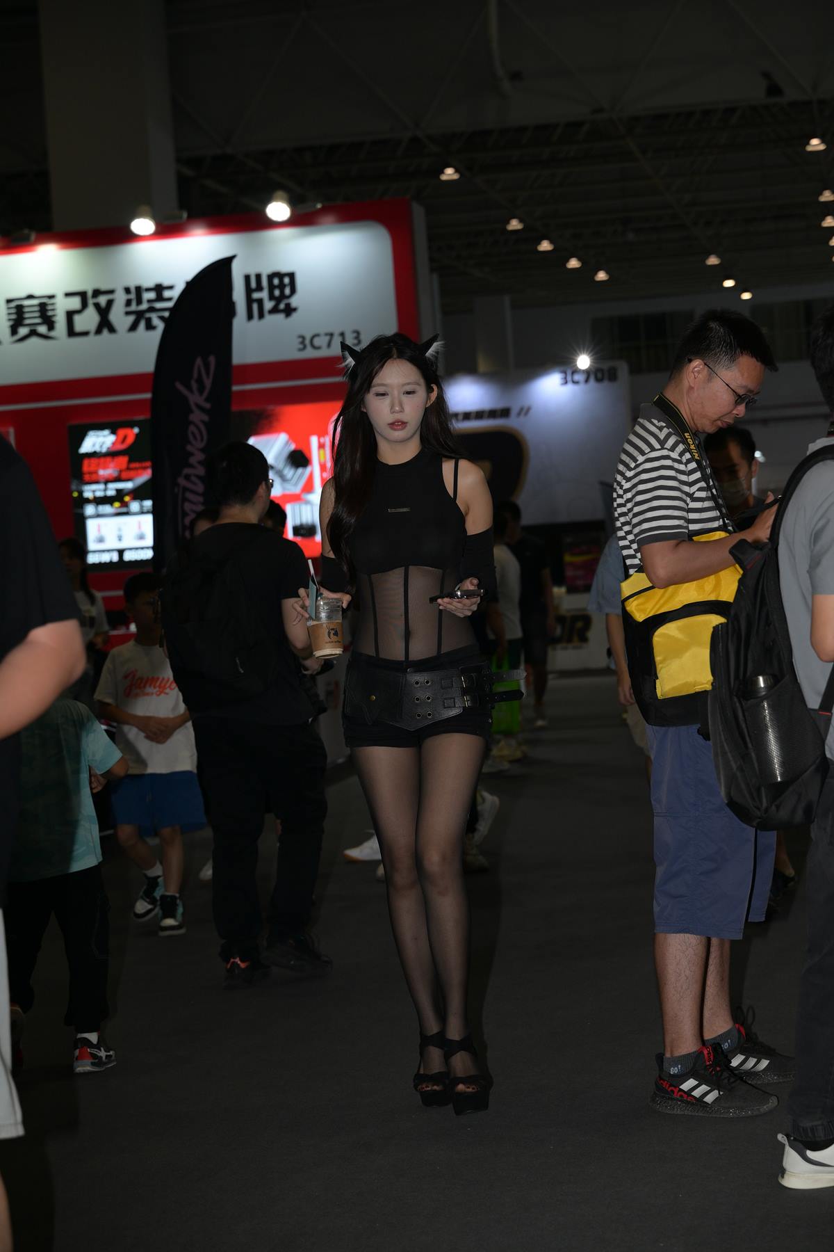 精选街拍作品 NO.5695 黑色短裤配黑丝[50P/125MB]