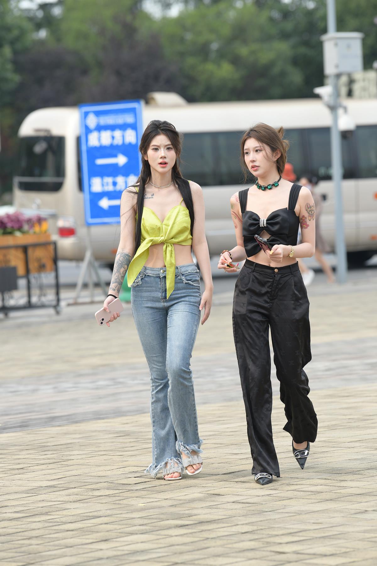 精选街拍作品 NO.5761 牛仔裤小吊带[49P/139MB]