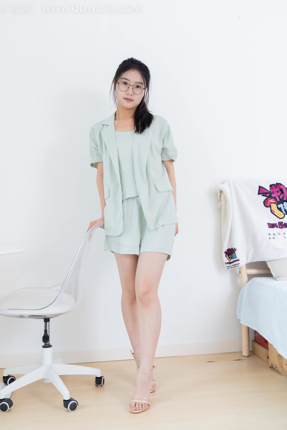 物恋传媒 NO.2384 芋头-三双高跟鞋、薄肉丝、裸足[140P/1V/5.54GB]