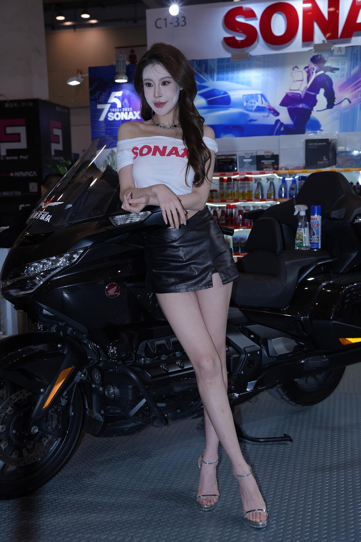 精选街拍作品 NO.5666 简单黑白搭配[42P/63MB]