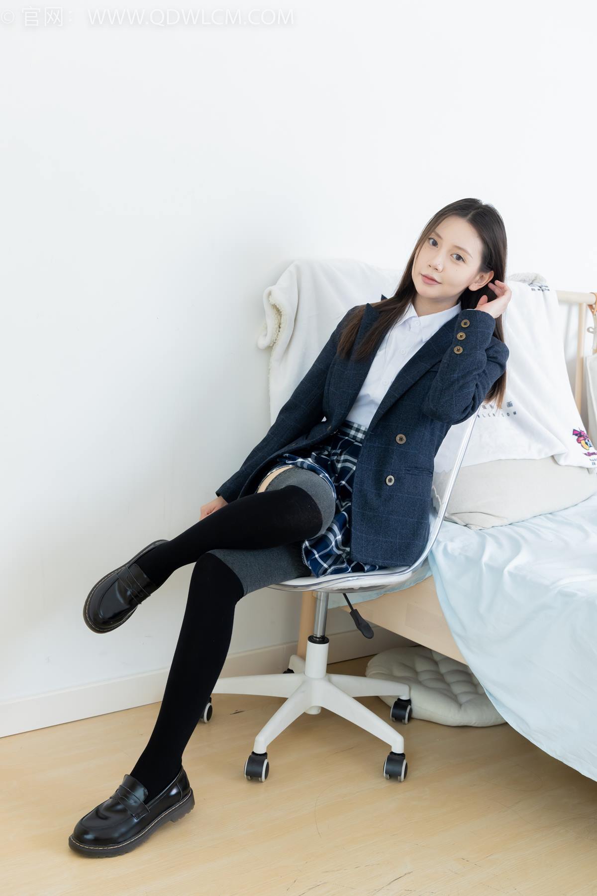 物恋传媒 NO.2380 小曦-jk制服、皮鞋、黑灰拼接过膝袜、厚肉丝[155P/1V/3.65GB]