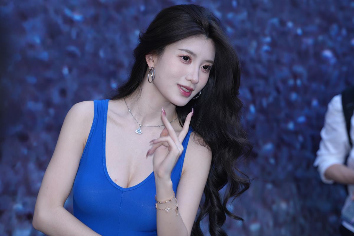 精选街拍作品 NO.5722 柔美蓝色裙装[32P/41MB]