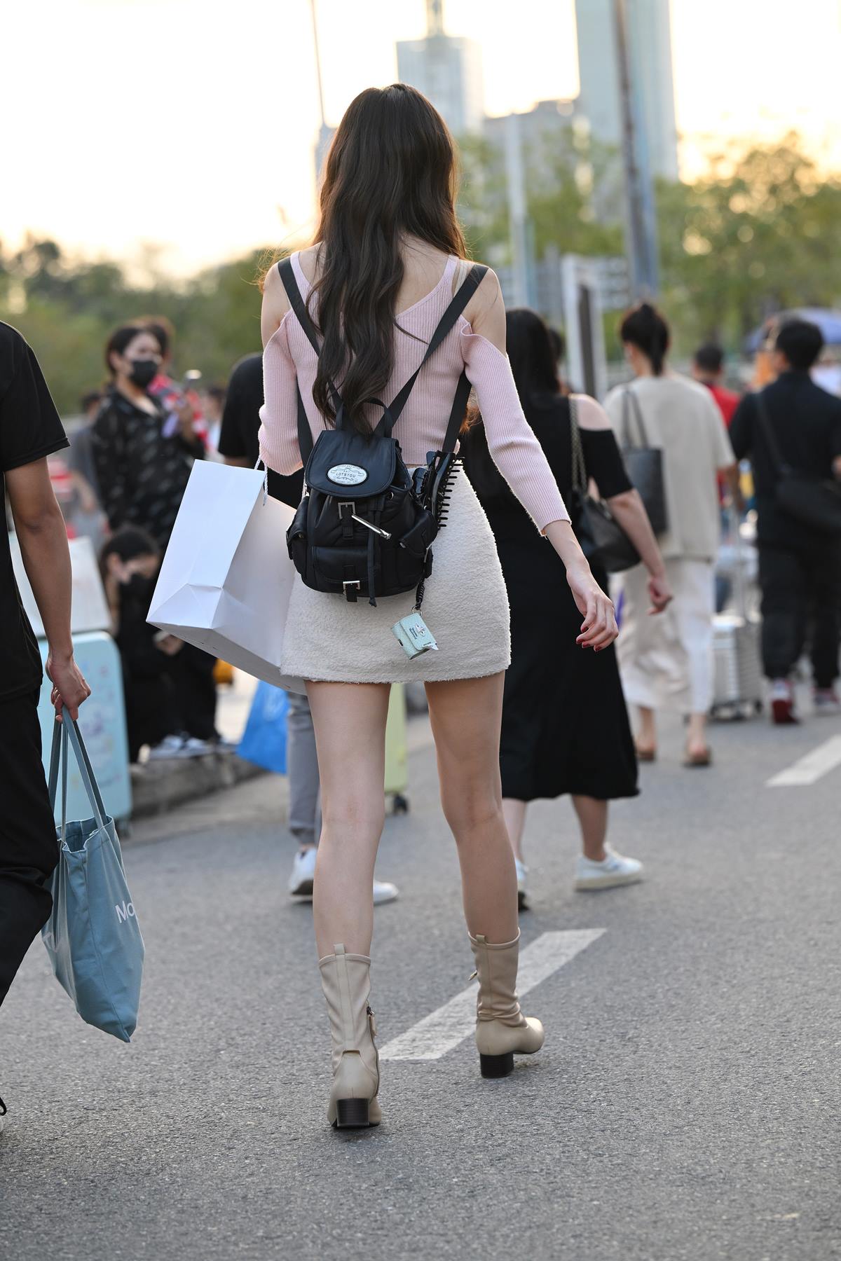 精选街拍作品 NO.5687 白色短裙[35P/88MB]