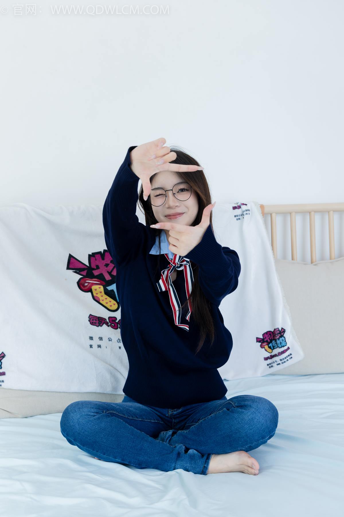 物恋传媒 NO.2379 闪闪-帆布鞋、白棉袜、厚白丝小腿袜、裸足[160P/1V/5.73GB]