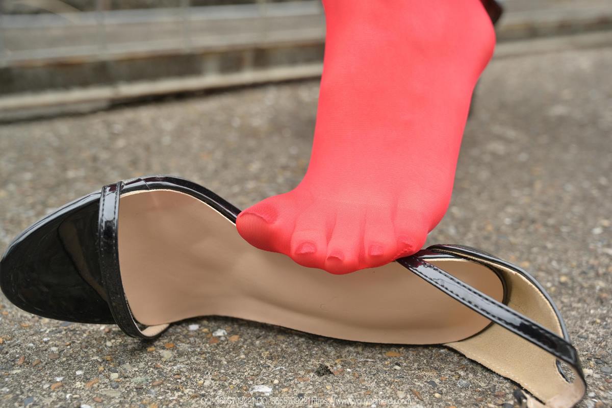 [IESS异思趣向] 2025.05.26 丝享家2063：团团《烈焰红唇》[104P/160MB]