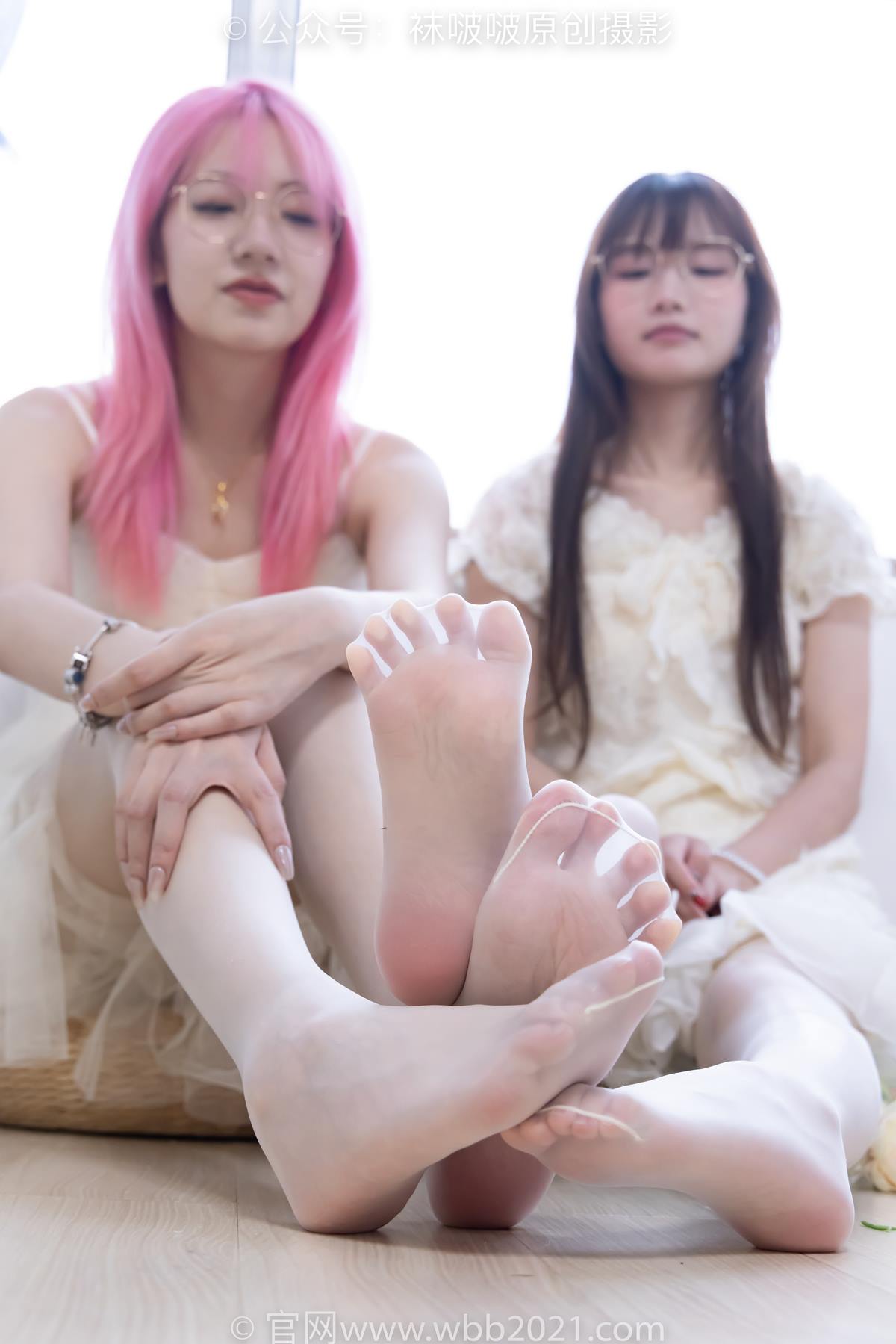 [BoBoSocks袜啵啵]NO.563 小甜豆甜甜圈-高跟鞋、油亮白丝、裸足[215P/1V/8.40GB]