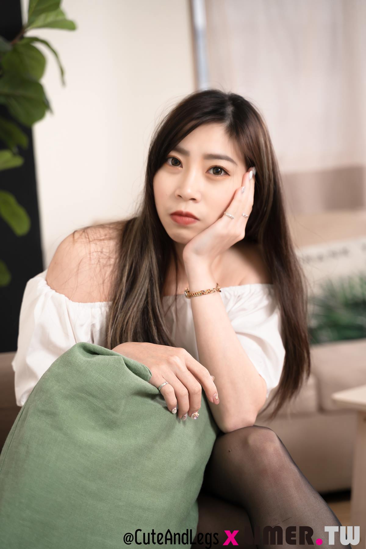 Limerence 101 Quintina 甜心女友的小白鞋黑色丝袜脚 [133P/1V/2.43G]