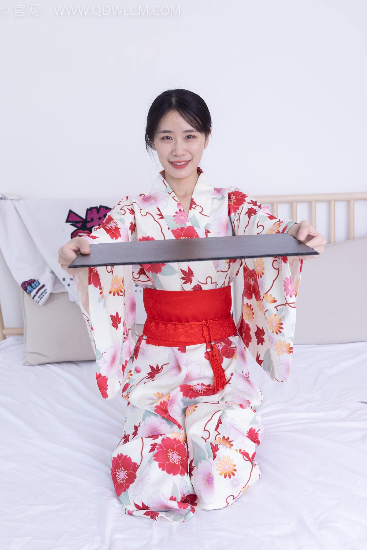 物恋传媒 NO.2385 菜菜-木屐、短白丝、裸足、和服浴衣、裸足[240P/1V/4.66GB]