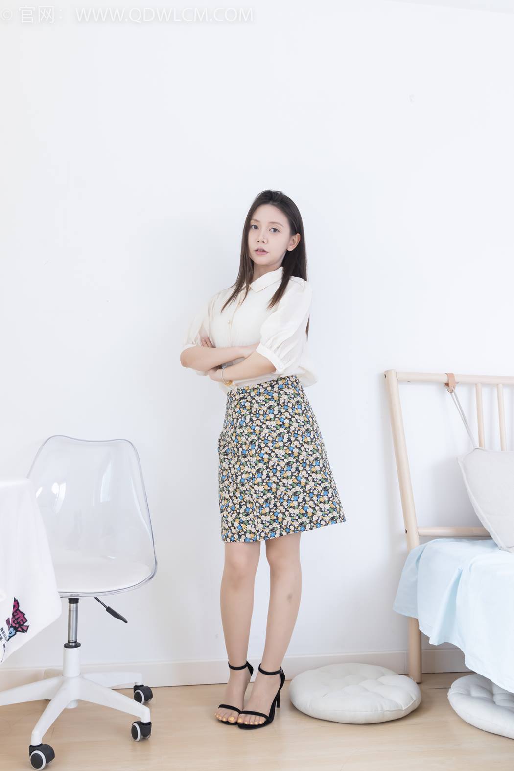 物恋传媒 NO.2409 小曦-三双高跟鞋、薄肉丝、裸足[155P/1V/5.73GB]