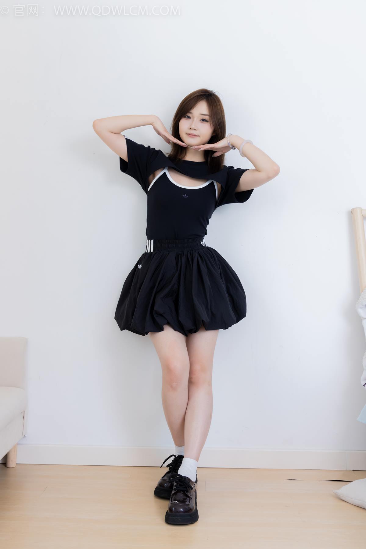 物恋传媒 NO.2392 橙子-皮鞋、白棉袜、裸足[150P/1V/3.45GB]