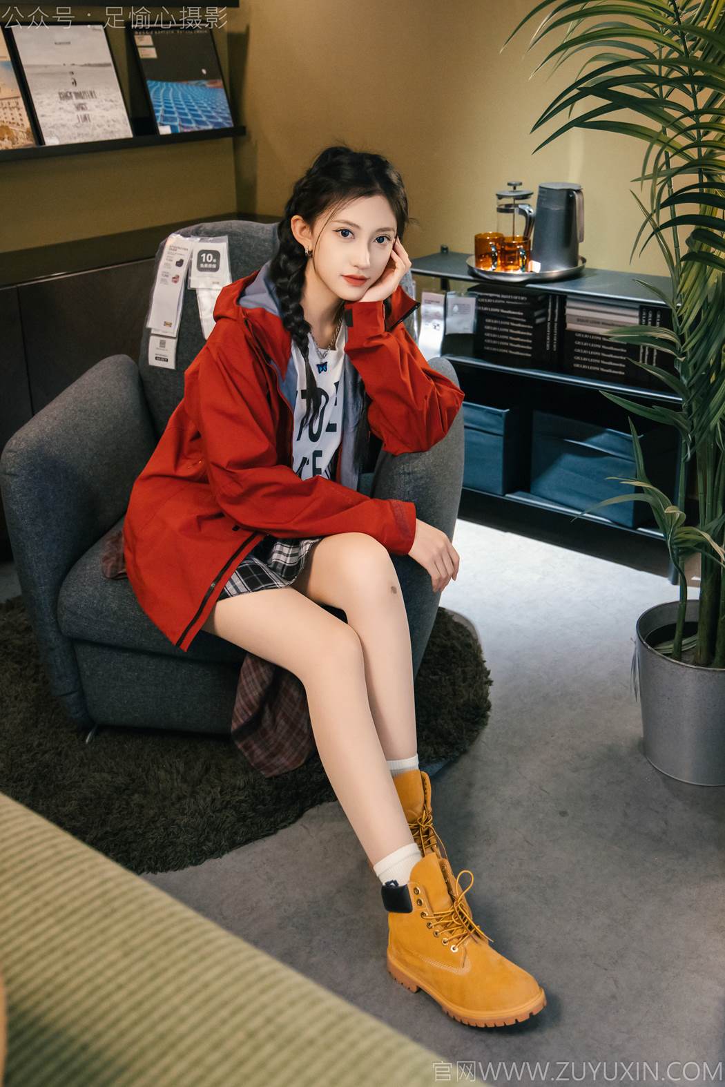 足愉心 NO.015 可乐（搭配：红色夹克、白T、短裙、马丁靴、肉丝色袜、白棉袜）[120P/2V/12.8GB]