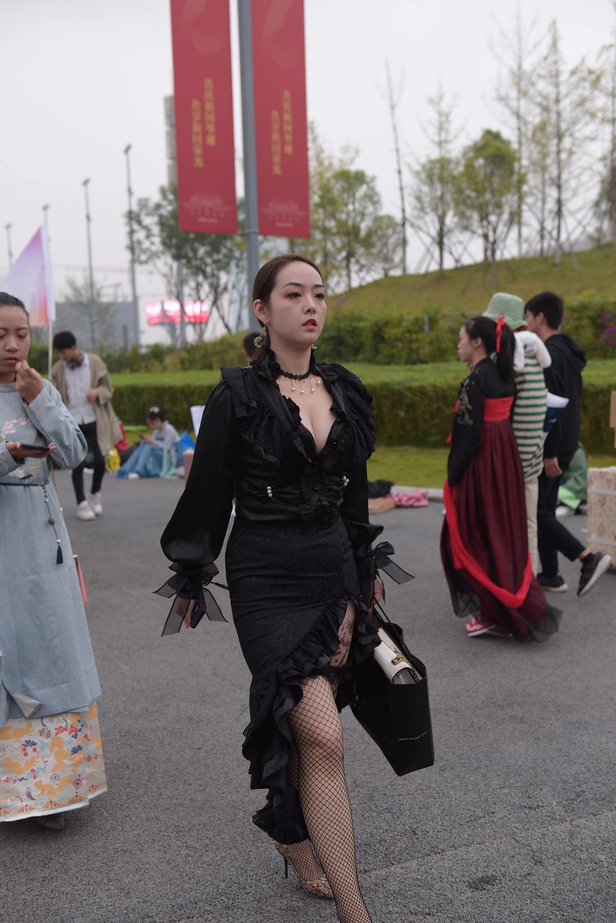 精选街拍作品 NO.5825 复古裙时尚黑网[68P/156MB]