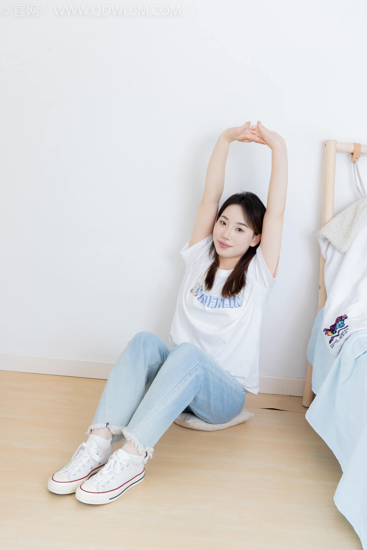 物恋传媒 NO.2390 荔枝-帆布鞋、短白棉袜、裸足[150P/1V/3.66GB]