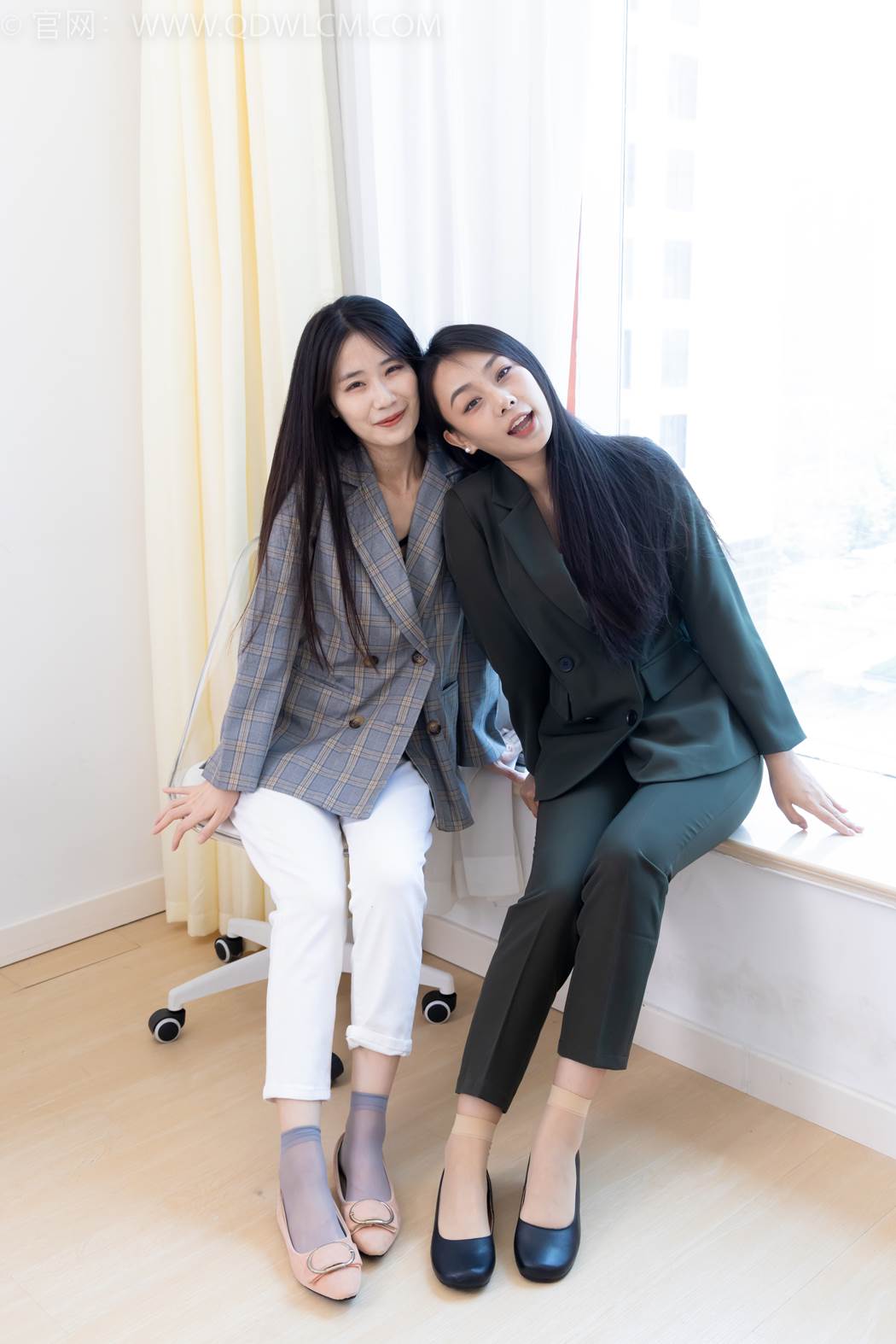 物恋传媒 NO.2412 菜菜&amp;岚岚-平底鞋、短肉丝短灰丝、裸足[160P/1V/5.22GB]