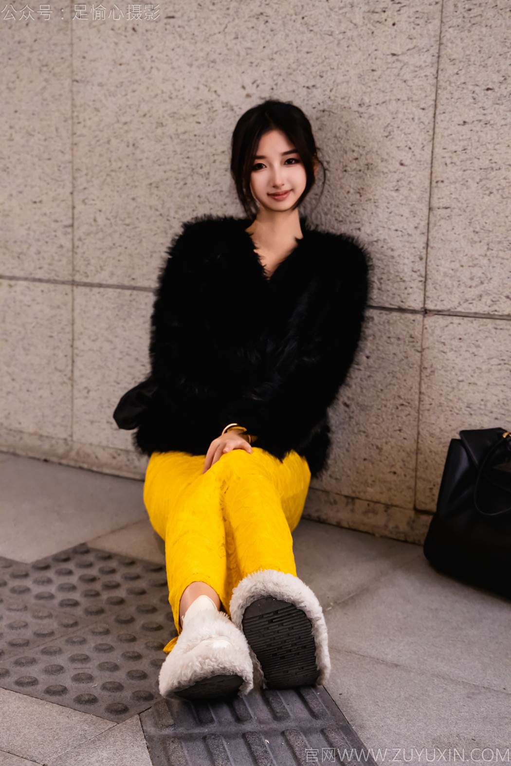 足愉心 NO.010 星朵（搭配：黑色毛衫、黄色连衣裙、绒毛拖鞋、白色棉袜、裸足）[110P/2V/13.6GB]