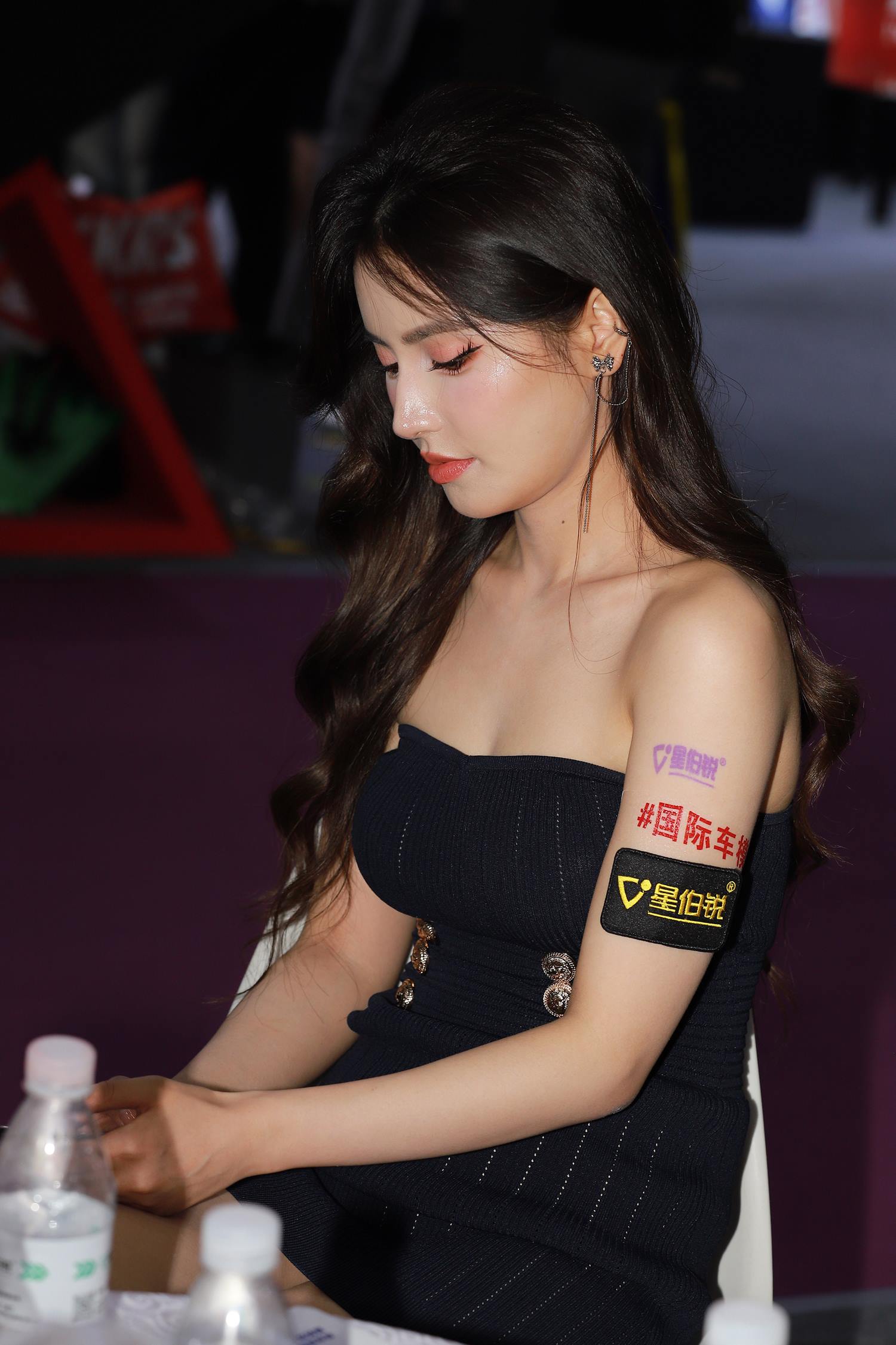 精选街拍作品 NO.5808 甜美黑色抹胸裙[91P/148MB]