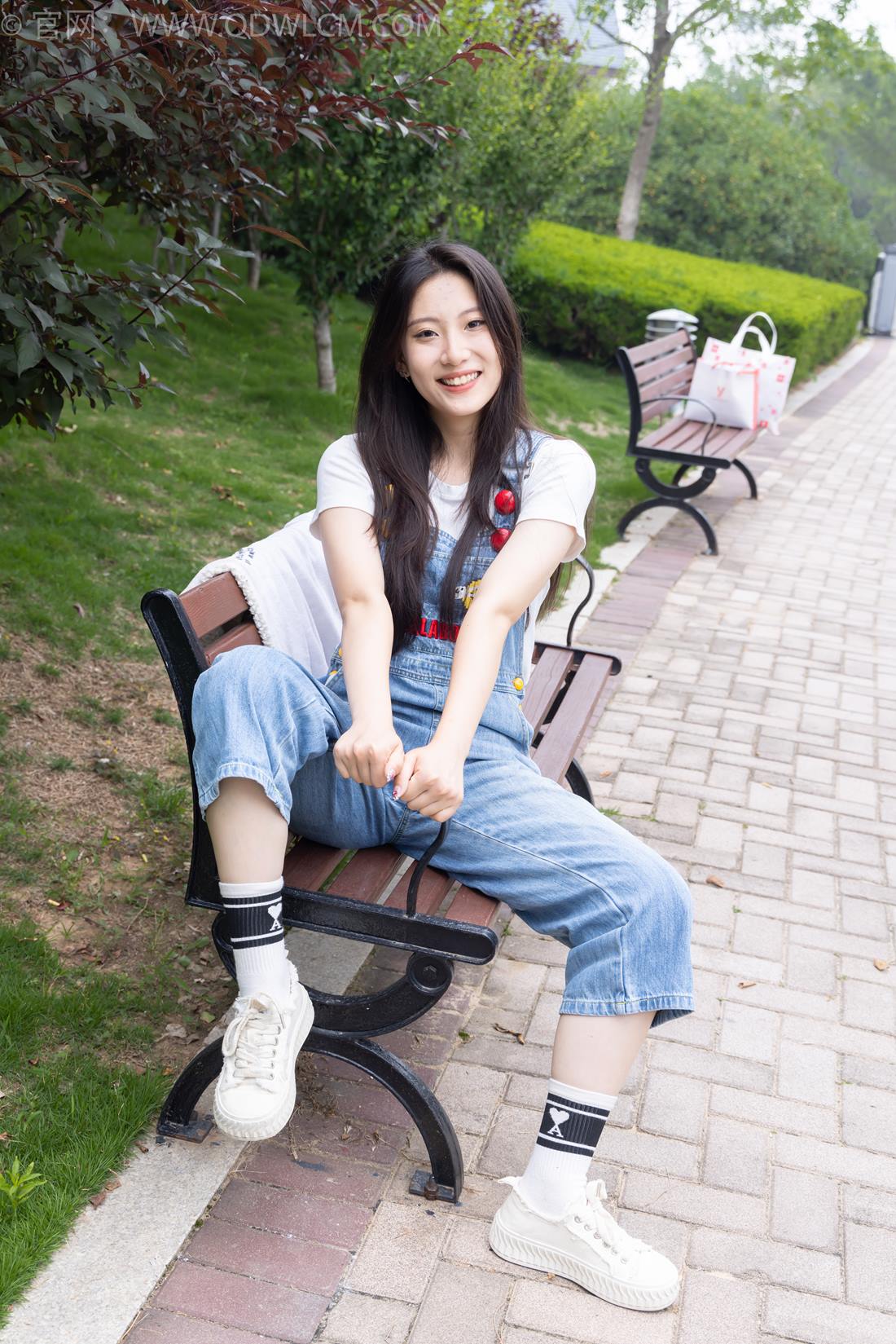 物恋传媒 NO.2407 奶糖-帆布鞋、自然穿脏白棉袜、裸足[160P/1V/4.39GB]