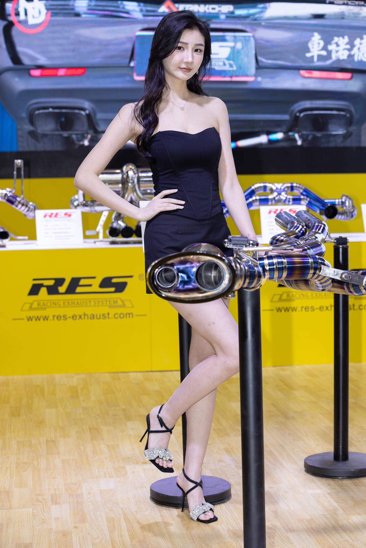 精选街拍作品 NO.5774 抹胸黑裙[26P/67MB]