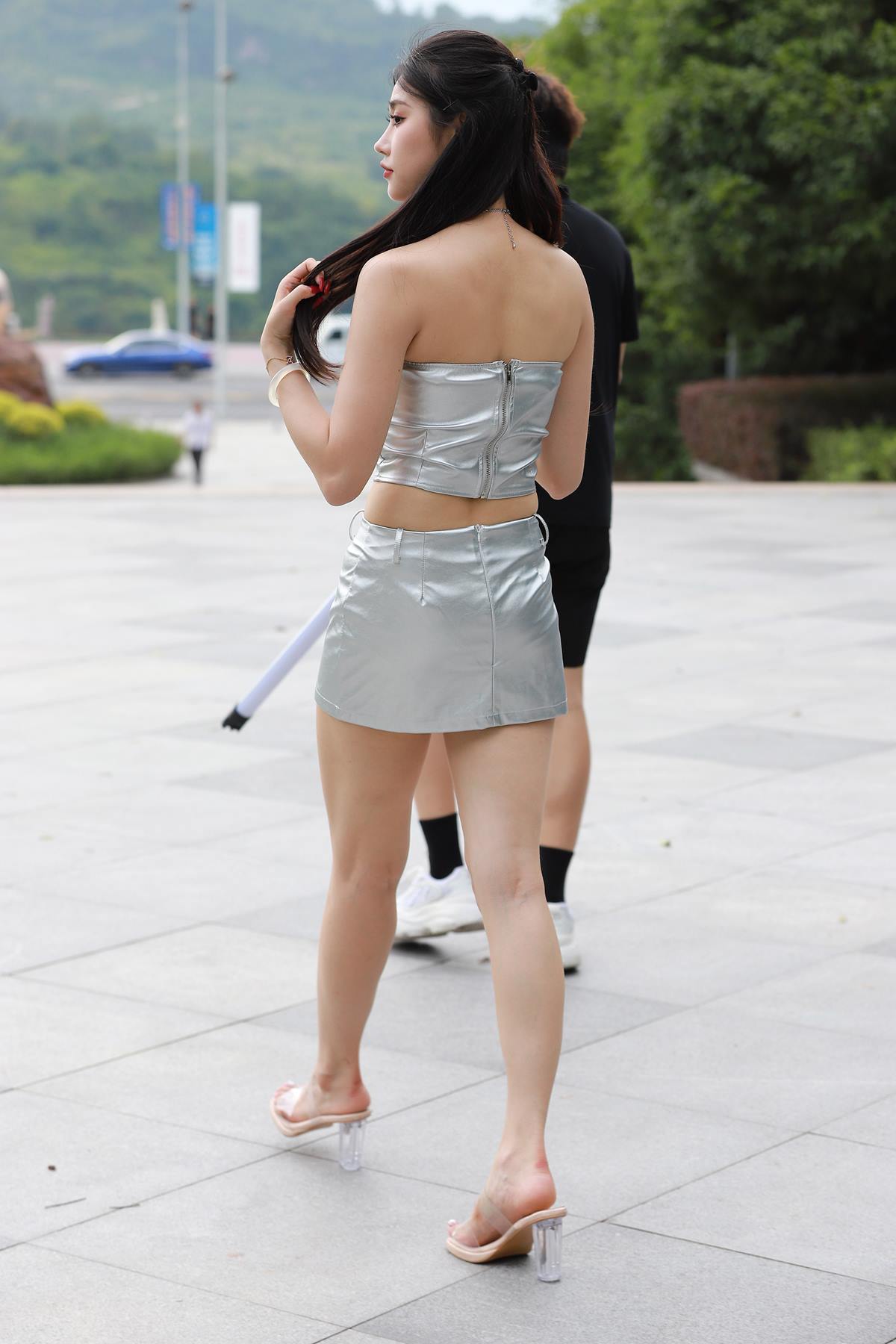 精选街拍作品 NO.5787 银色皮裙[146P/196MB]