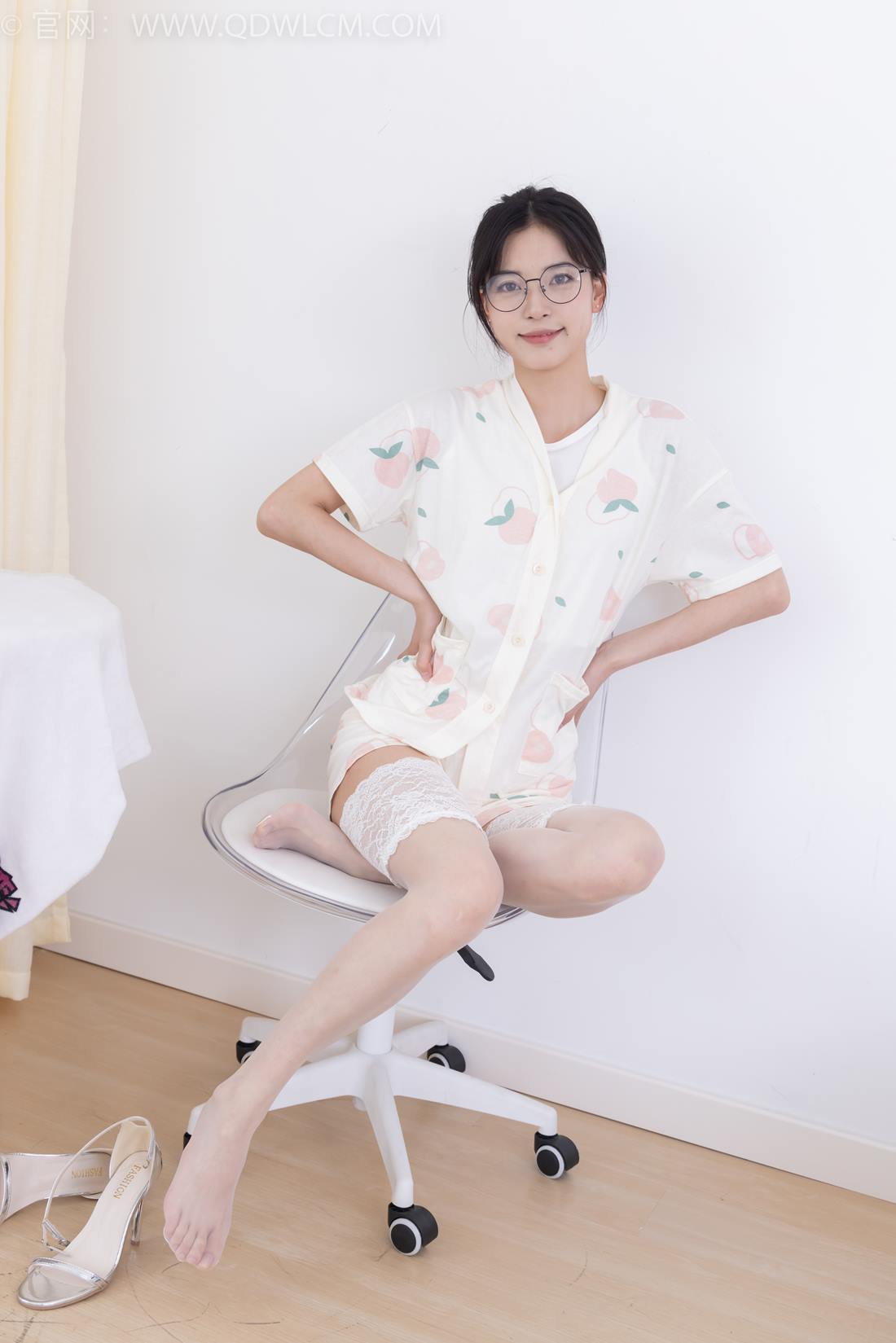 物恋传媒 NO.2408 茯苓-高跟凉鞋、薄白丝[160P/1V/3.35GB]