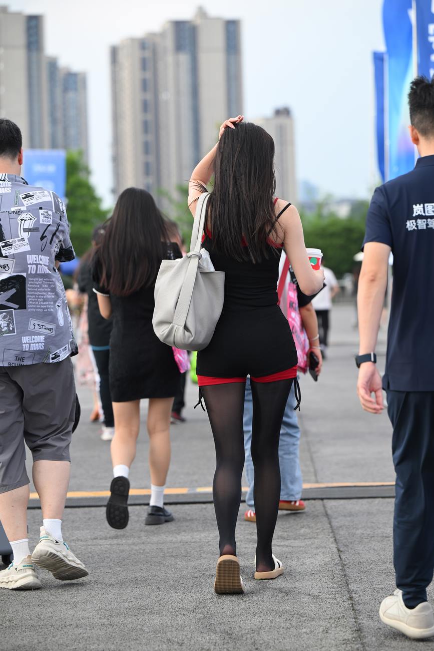 精选街拍作品 NO.5795 黑丝连体衣[62P/164MB]