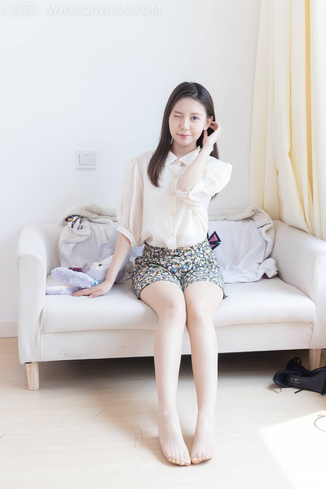 物恋传媒 NO.2409 小曦-三双高跟鞋、薄肉丝、裸足[155P/1V/5.73GB]