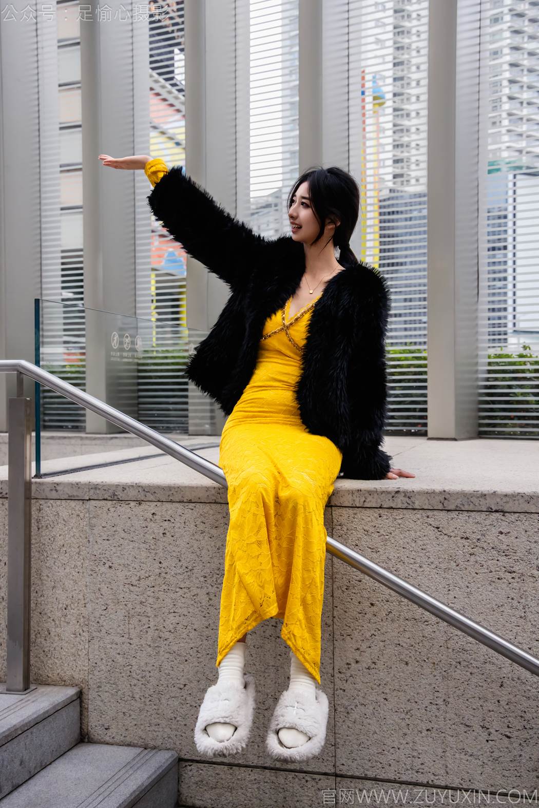 足愉心 NO.010 星朵（搭配：黑色毛衫、黄色连衣裙、绒毛拖鞋、白色棉袜、裸足）[110P/2V/13.6GB]