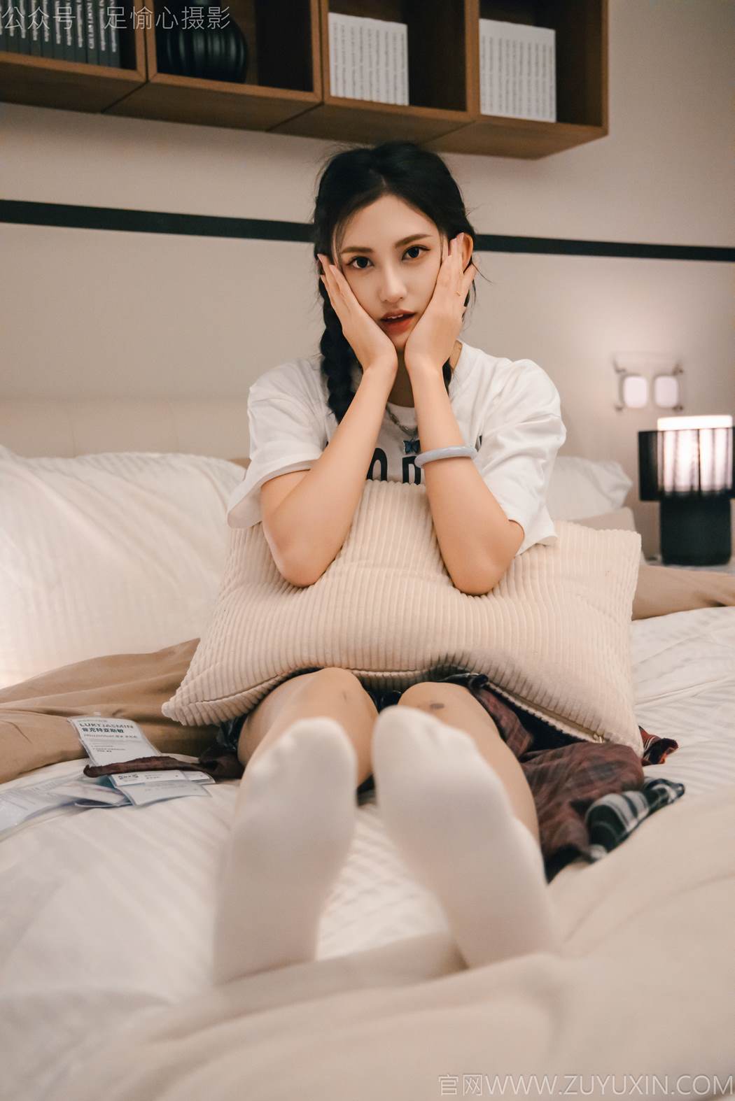 足愉心 NO.015 可乐（搭配：红色夹克、白T、短裙、马丁靴、肉丝色袜、白棉袜）[120P/2V/12.8GB]