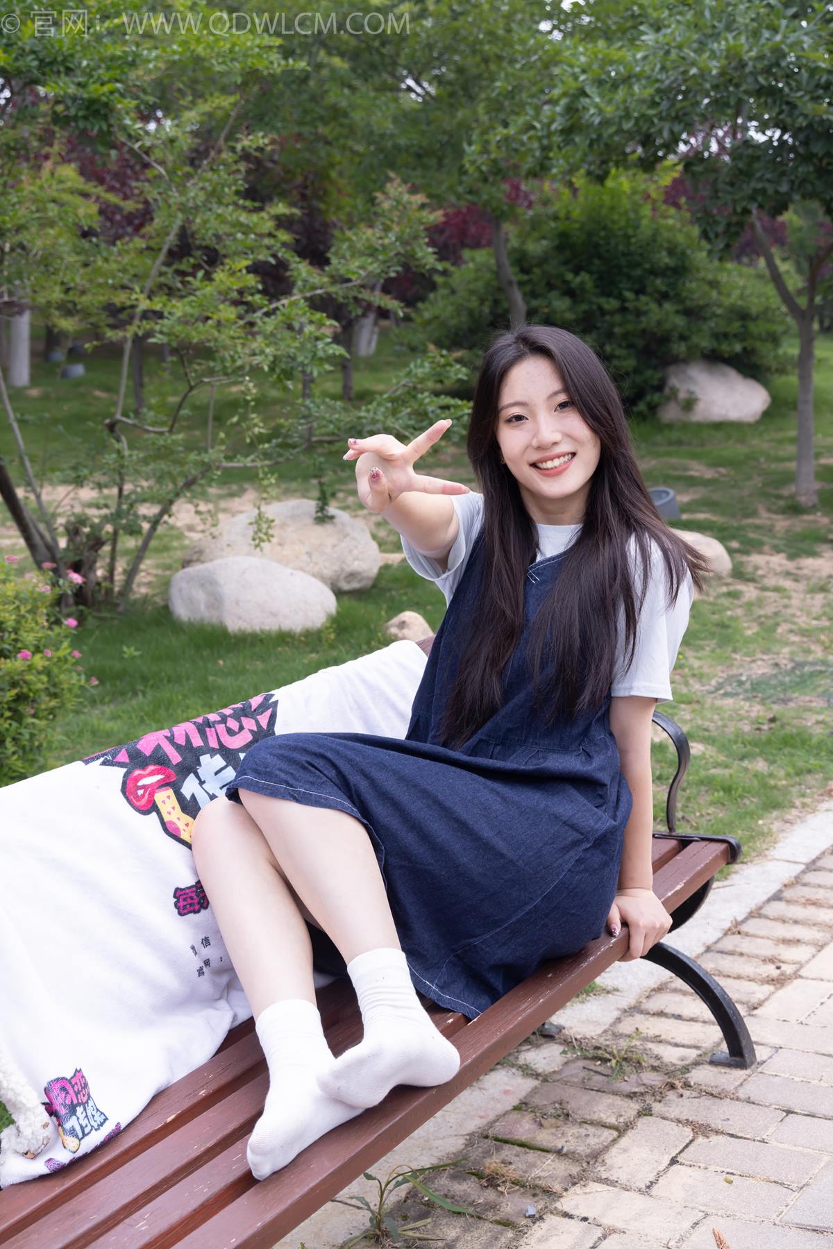 物恋传媒 NO.2393 奶糖-帆布鞋、白棉袜、裸足[160P/1V/4.07GB]