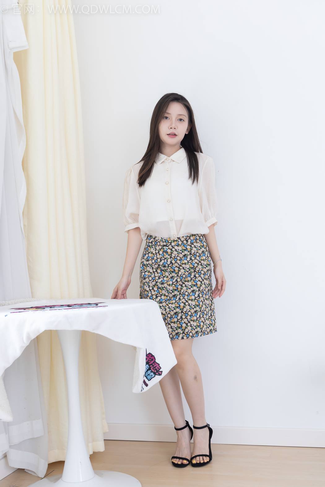 物恋传媒 NO.2409 小曦-三双高跟鞋、薄肉丝、裸足[155P/1V/5.73GB]